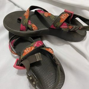 Chaco women size 9 flowers pink black